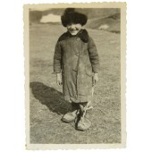 Foto di bambino, abitante del villaggio di Pashino, URSS, aprile 1942